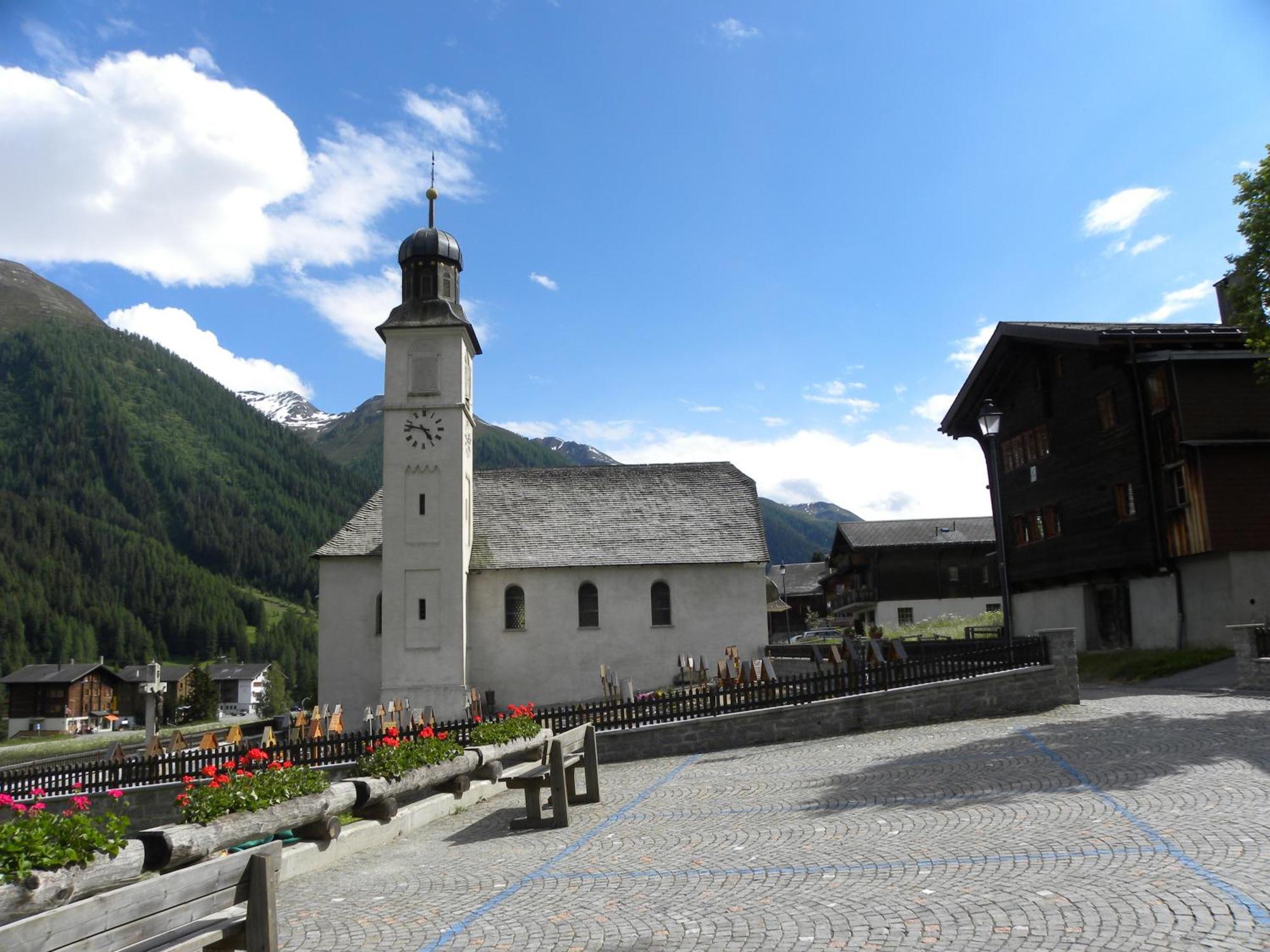 Hotel Restaurant Walliser Sonne Reckingen Buitenkant foto